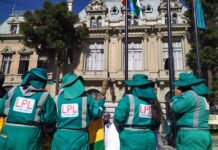 Trabajadores de La Paz Limpia cercan el Palacio Consistorial exigiendo sueldos devengados