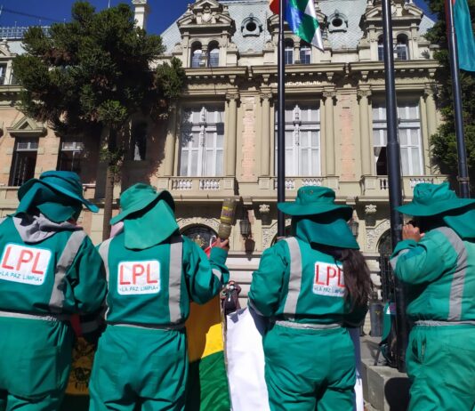 Trabajadores de La Paz Limpia cercan el Palacio Consistorial exigiendo sueldos devengados